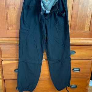 Mountain Hardware black 3/4 pant zip off leg great pockets with zips all around
